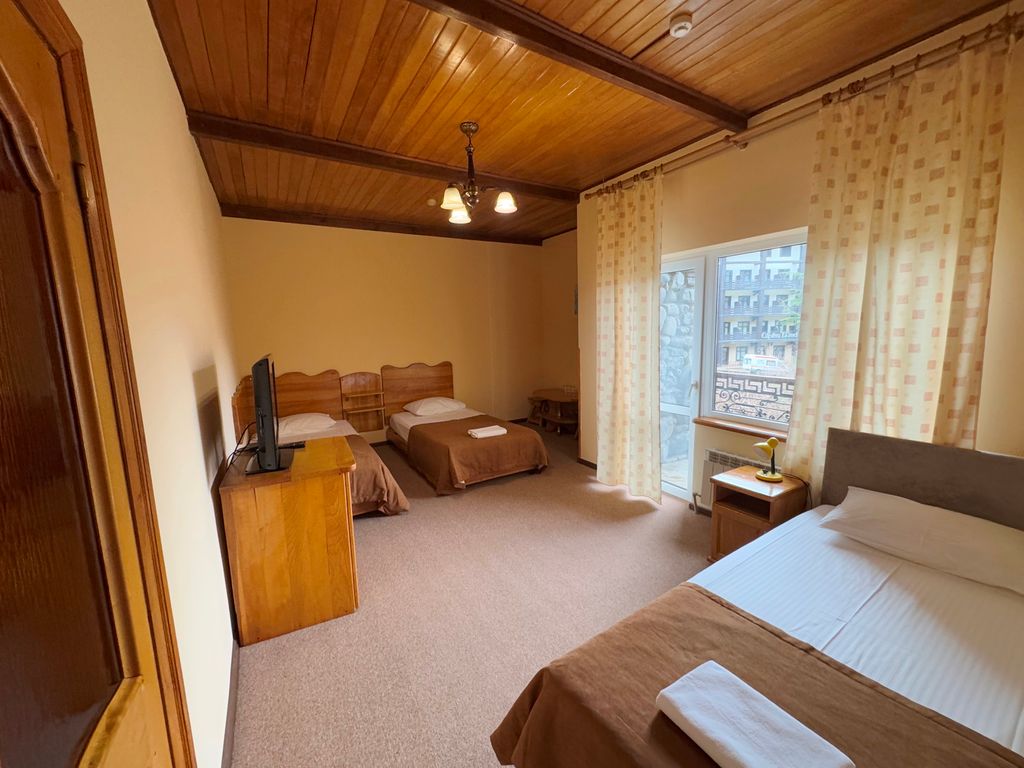 Трёхместный номер Стандарт (с балконом)