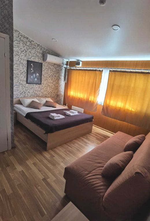 Трёхместный номер стандарт с двуспальной кроватью и диваном