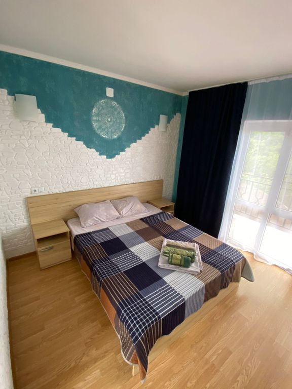 Трёхместный номер номер с двуспальной кроватью