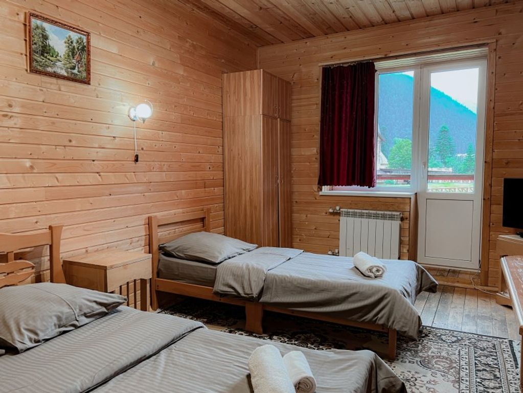 Трёхместный номер бюджетный с видом на горы