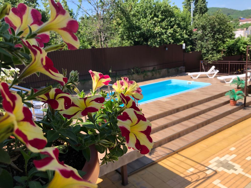 Трёхместный номер улучшенный с видом на горы