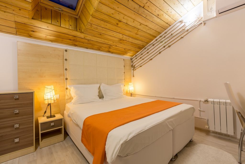 Одноместный номер стандарт с мансардой и кондиционером