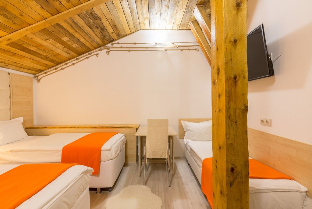 Трёхместный номер стандарт с мансардой и кондиционером