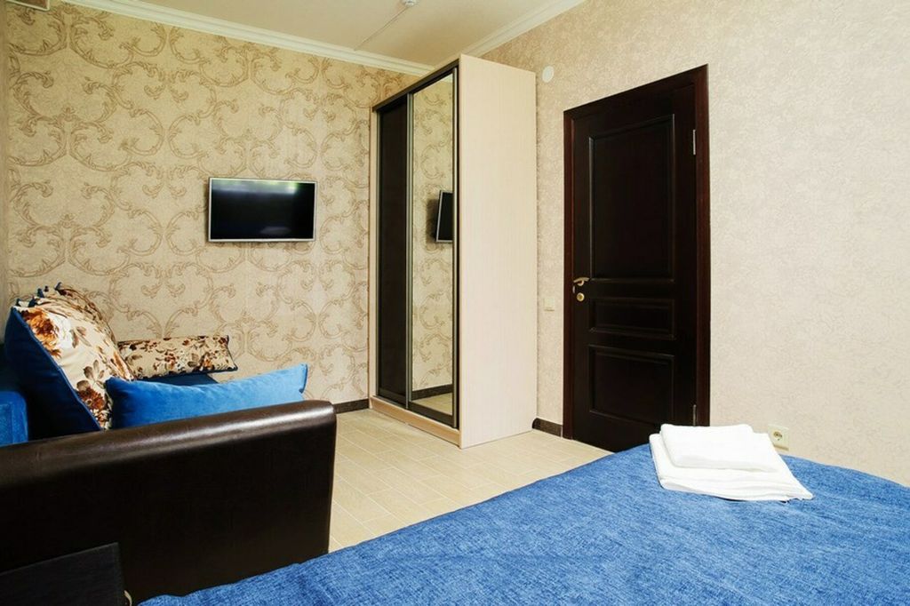 Трёхместный номер комфорт с раздельными кроватями и диваном