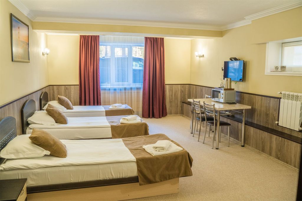 Трёхместный номер стандарт в цоколе