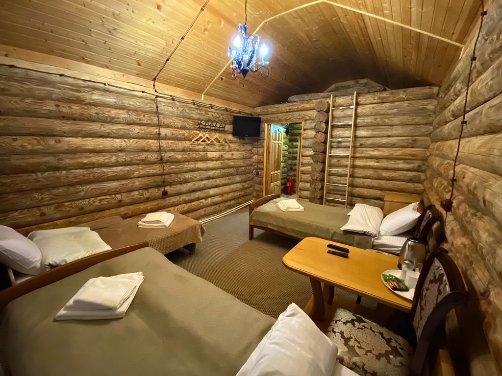 Дом с двумя 1-но спальными кроватями, диваном и футоном