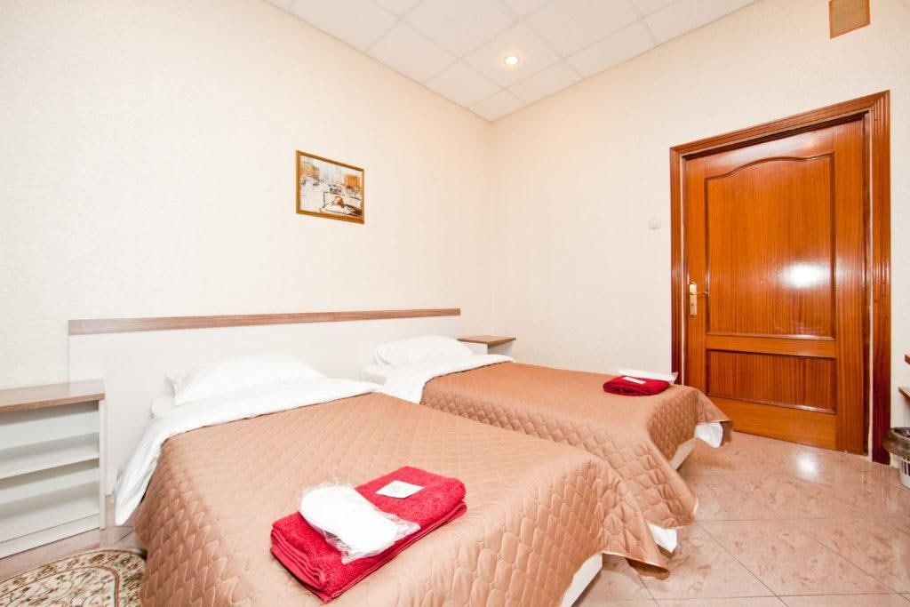 Двухместный номер с 2 отдельными кроватями эконом с общей ванной комнатой