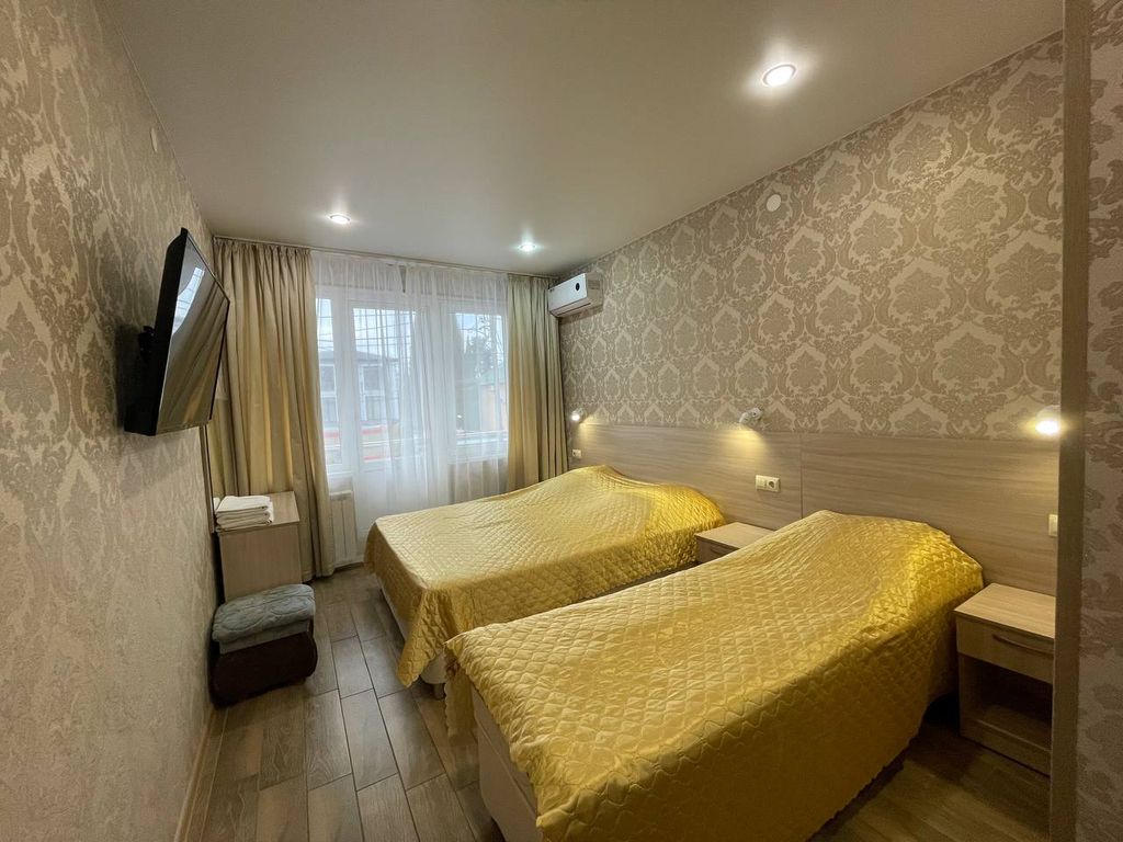 Трёхместный номер люкс с балконом