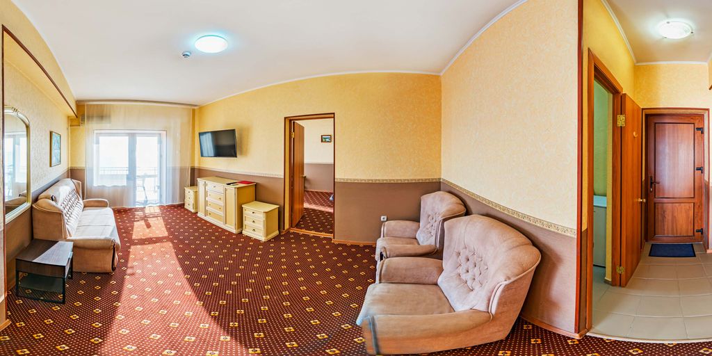 Четырёхместный номер люкс с видом на море