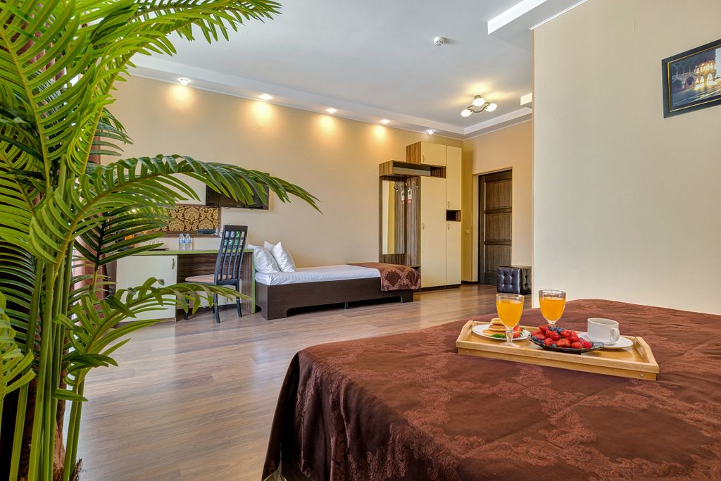 Трёхместный номер полулюкс