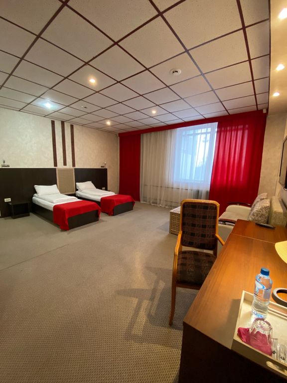 Трёхместный номер люкс с двумя односпальными кроватями и диваном