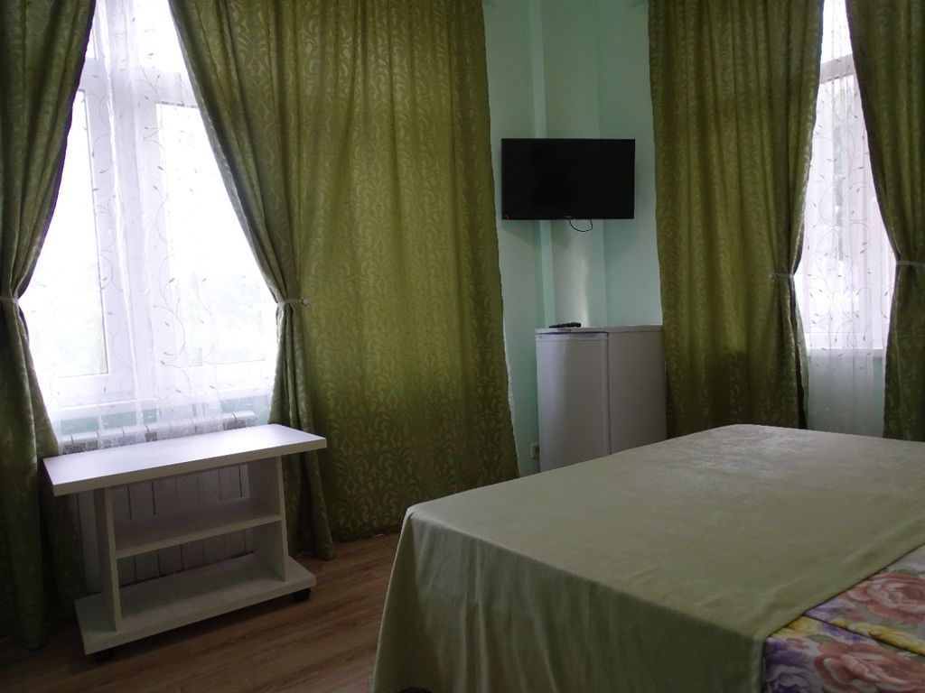 Трёхместный номер комфорт, с видом на горы, два окна