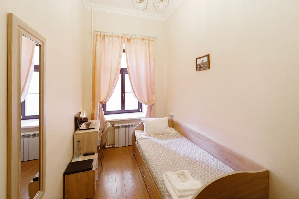 Одноместный номер стандартный с общей ванной комнатой