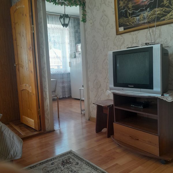 1 комната- 1) вход на кухню, 2 )вход во 2 ю комнату