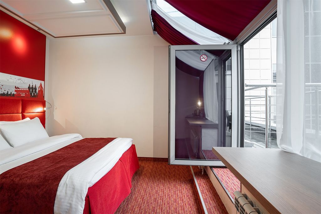 Двухместный номер с 1 кроватью или 2 раздельными улучшенный с балконом