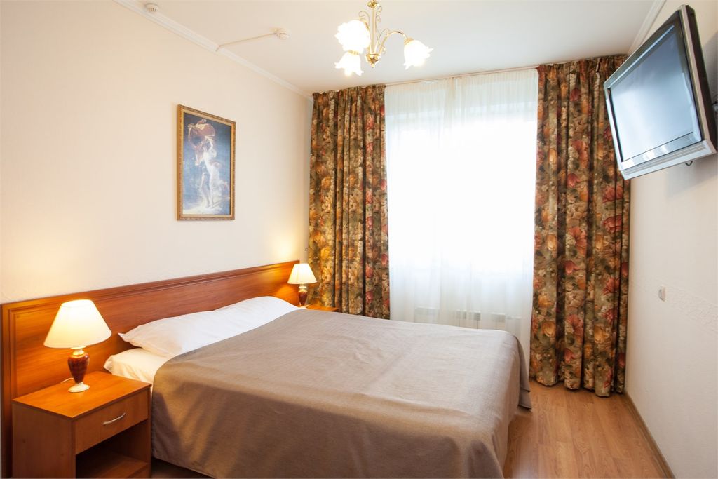 Двухместный номер с 1 кроватью стандарт двухкомнатный (1 двуспальная кровать)