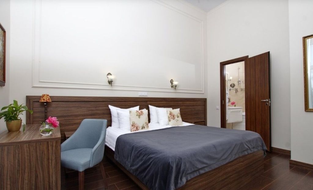 Четырёхместный номер двухкомнатный люкс с балконом и видом на Фонтанку