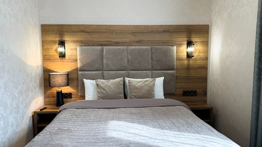 Трёхместный номер улучшенный двухкомнатный полулюкс