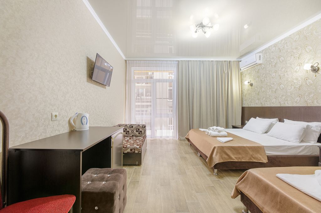 Четырёхместный номер полулюкс с балконом на 1-ой линии