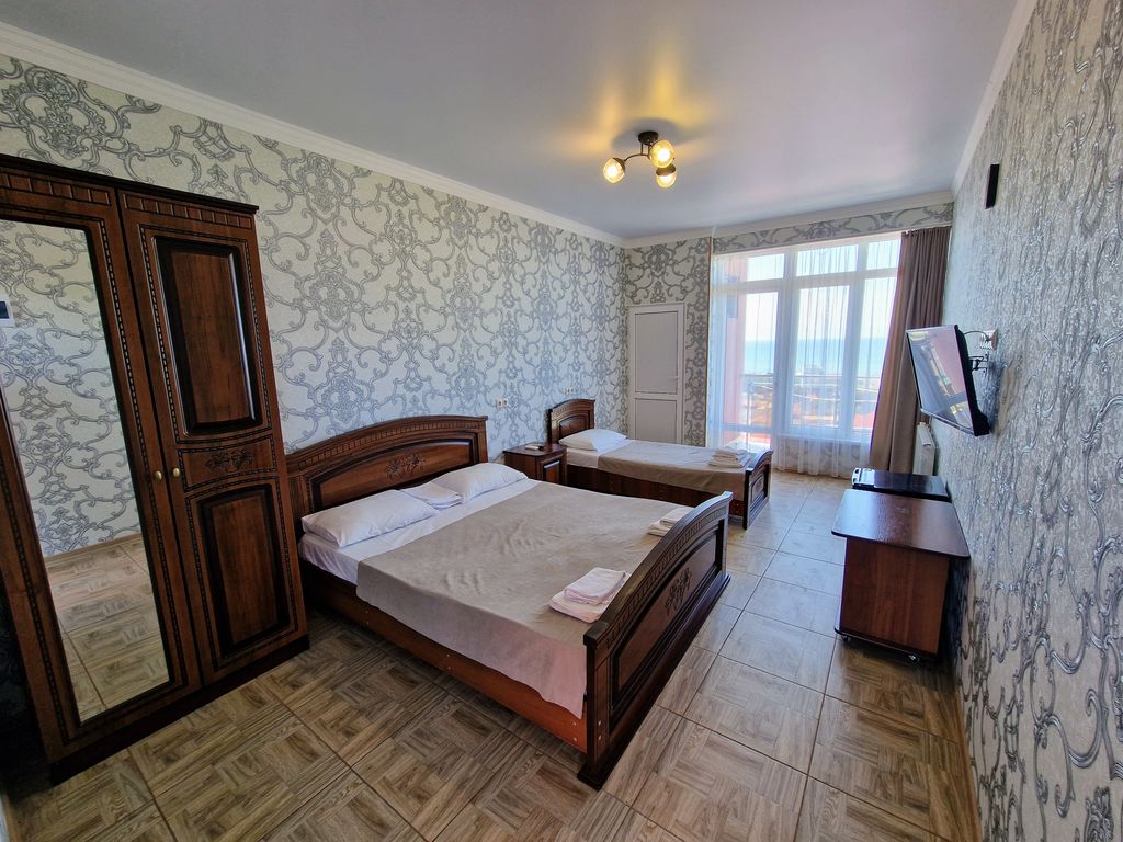 Трёхместный номер люкс с видом на море