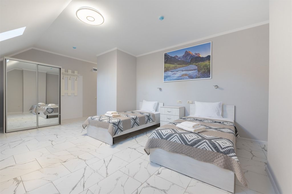 Трёхместный номер Полулюкс, мансарда