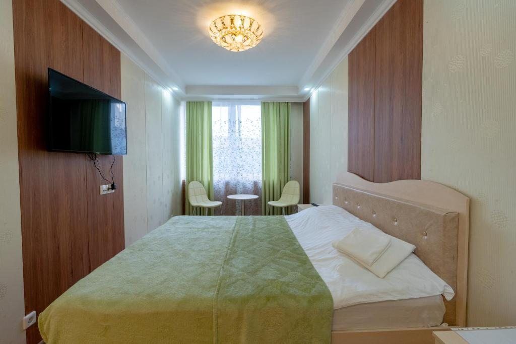 Трёхместный номер люкс с 1 двухспальной и 1 односпальной кроватями + доп. место