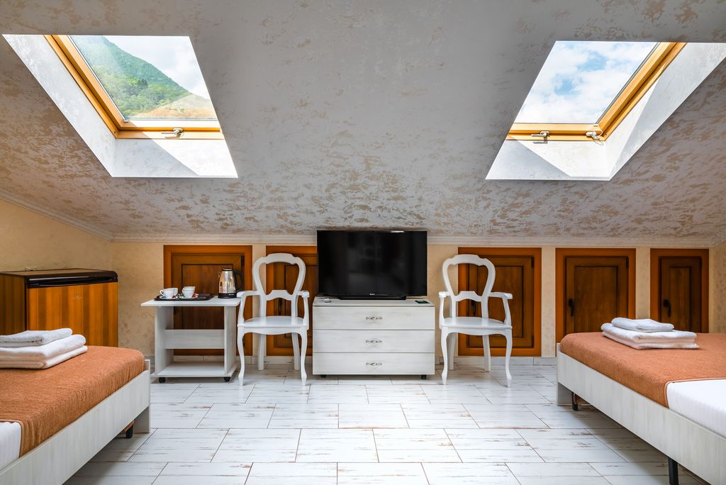 Четырёхместный номер делюкс с мансардой