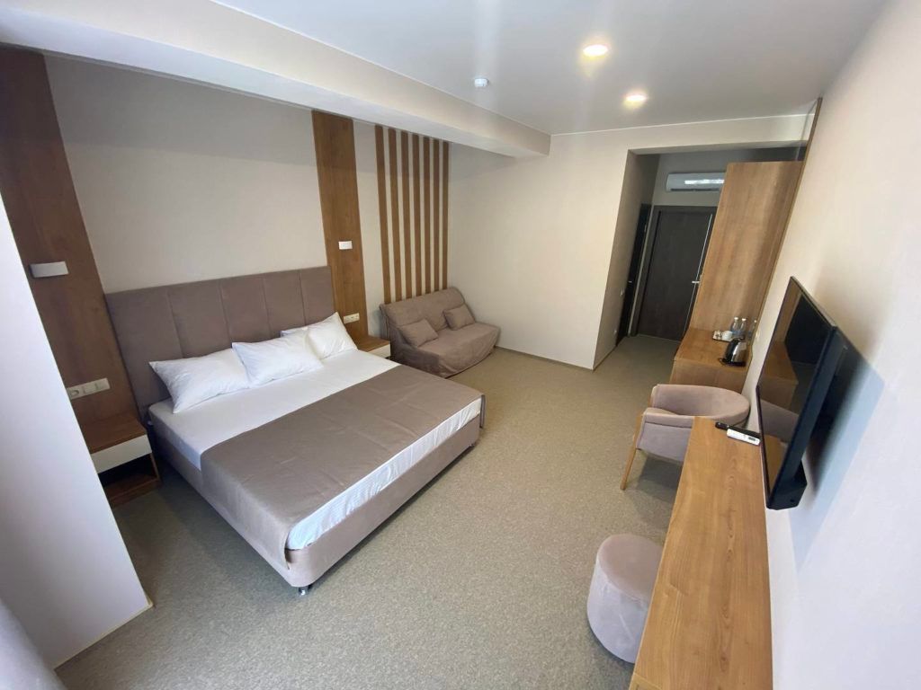 Трёхместный номер с видом на горы