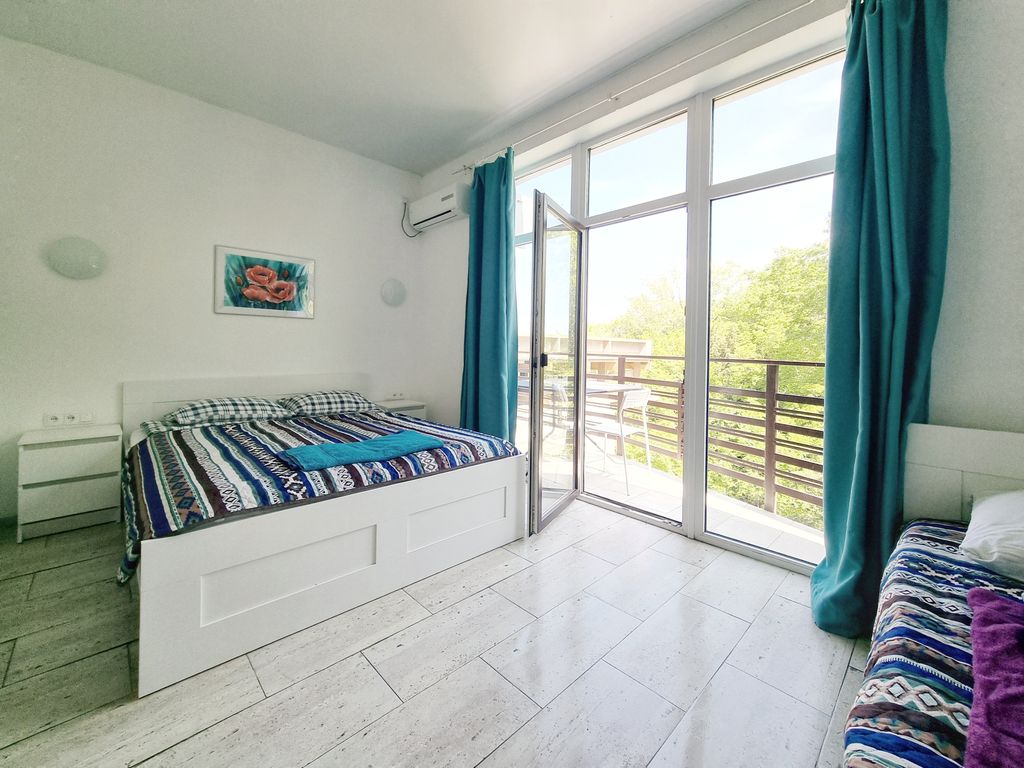 Апартаменты студия с видом на склон горы