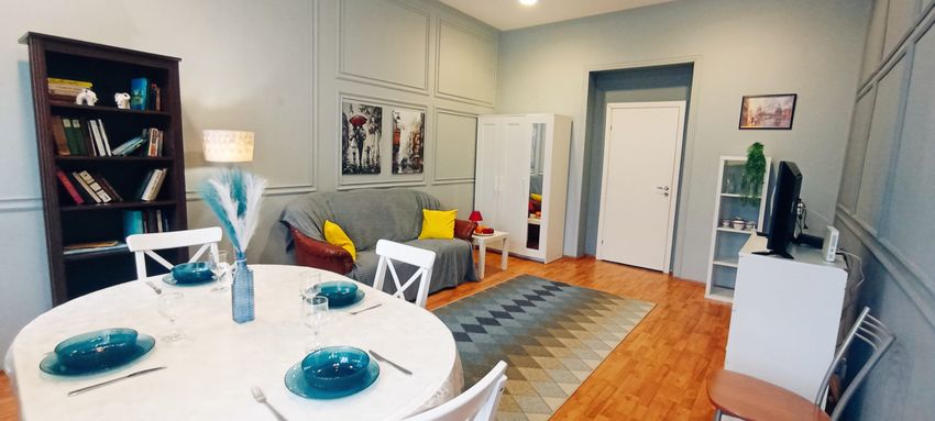 Гостиная с обеденной зоной. Окна на улицу Миллионная