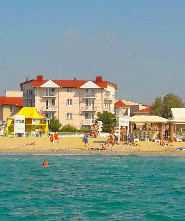 Семейный номер двухкомнатный с балконом и видом на море