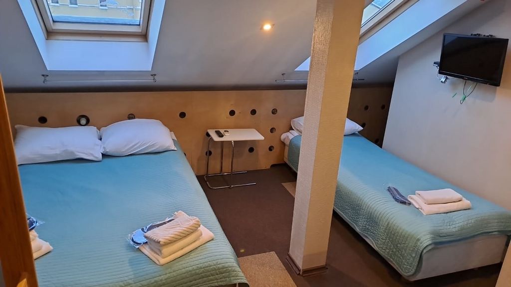 Трёхместный с двуспальной и односпальной кроватью