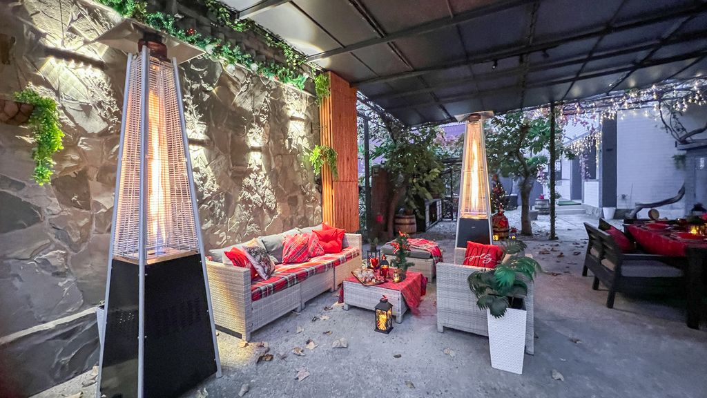 Дом коралл с бассейном в центре Геленджика