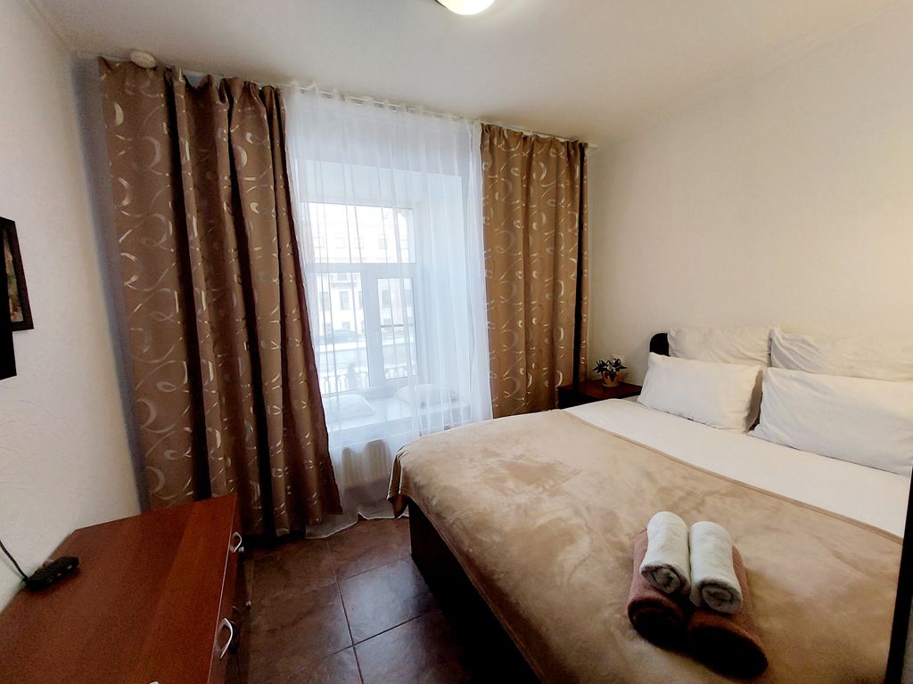 Двухместный номер с 1 кроватью стандарт с двуспальной кроватью и собственным санузлом