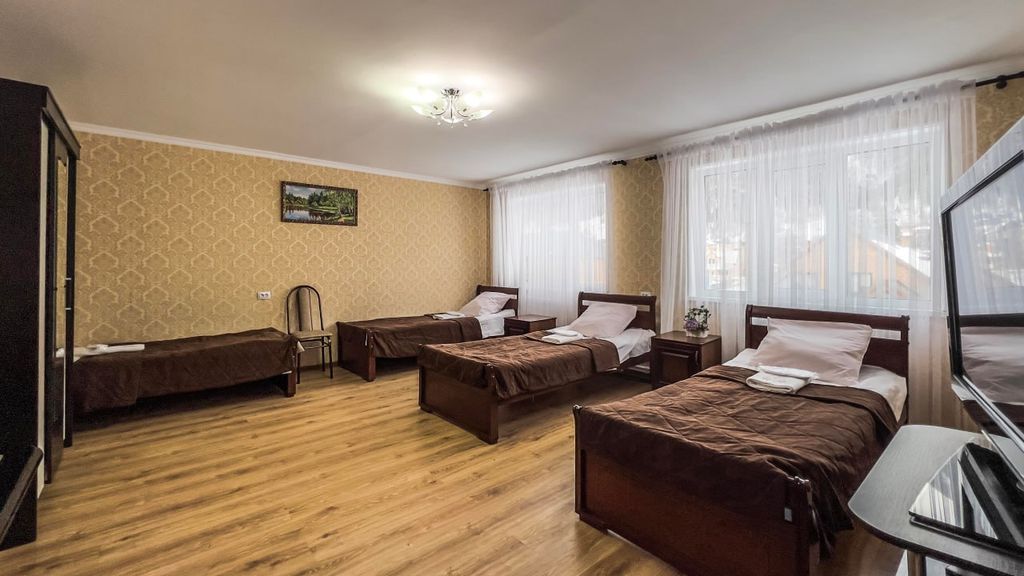 Четырёхместный номер стандарт с видом на горы