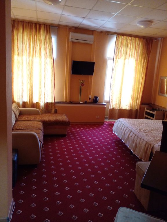 Двухместный номер с 1 кроватью с большой кроватью и диваном с видом на Чистопрудный бульвар