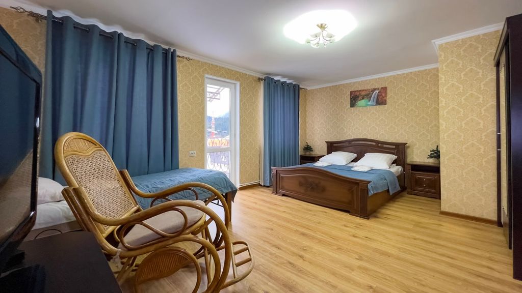 Трёхместный номер улучшенный с видом на горы