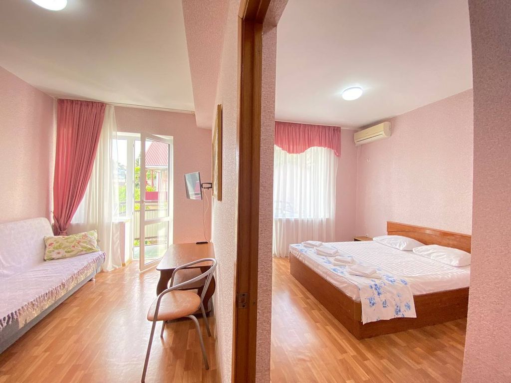 Семейный номер двухкомнатный четырехместный люкс с видом на море