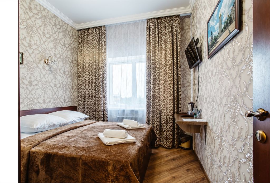 Четырёхместный номер Двухкомнатный номер с ванной и кухней (с завтраком)