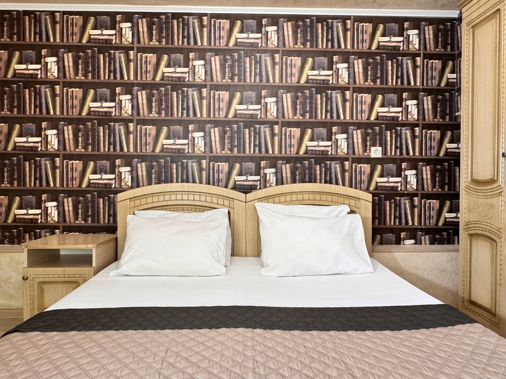 Трёхместный номер стандарт на цокольном этаже с видом на столовую и территорию отеля