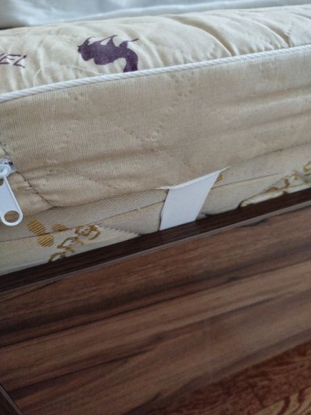 Мягкий матрас топпер на кровати в спальне