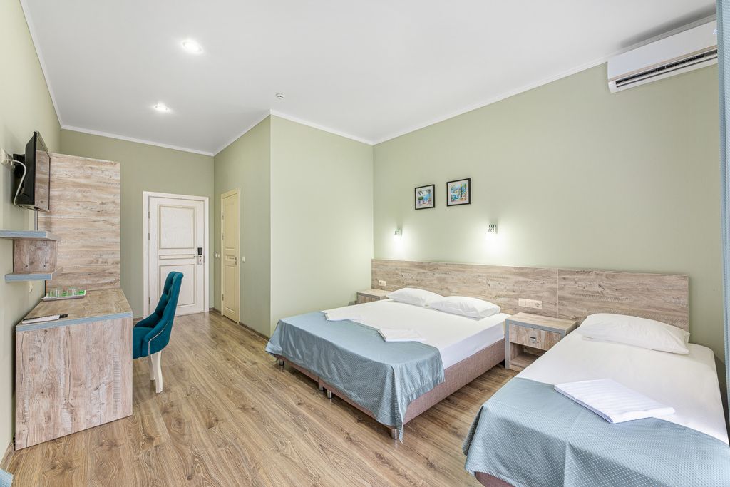 Трёхместный номер делюкс с балконом