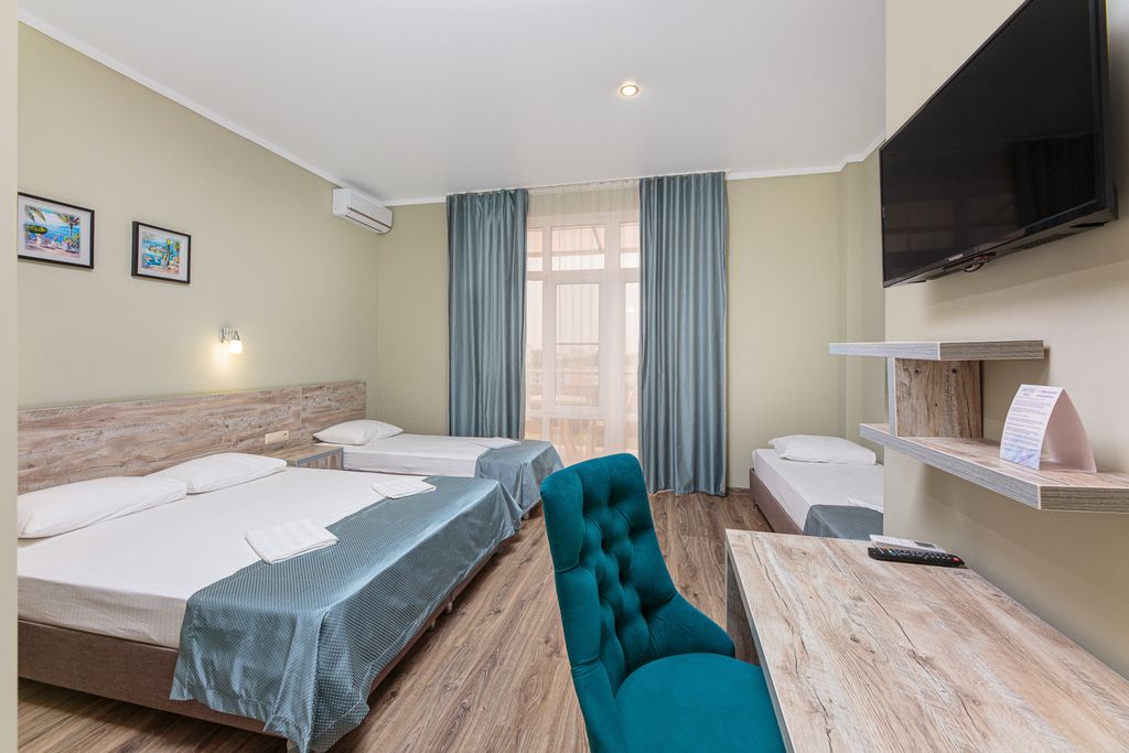 Четырёхместный номер делюкс с балконом