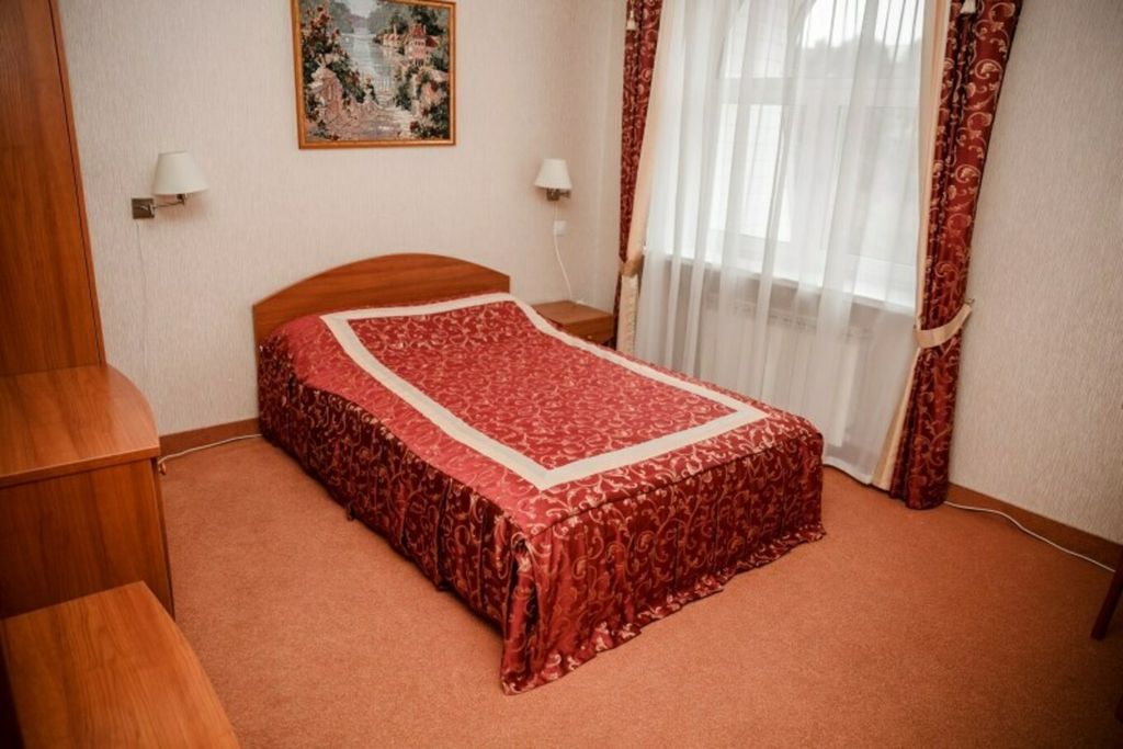 Одноместный номер эконом с основными удобствами и общей ванной комнатой