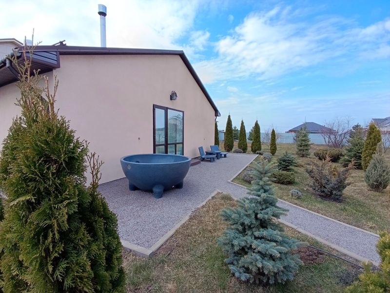 Территория вокруг дома