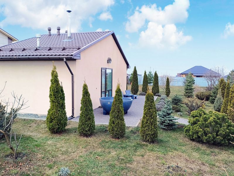 Территория вокруг дома