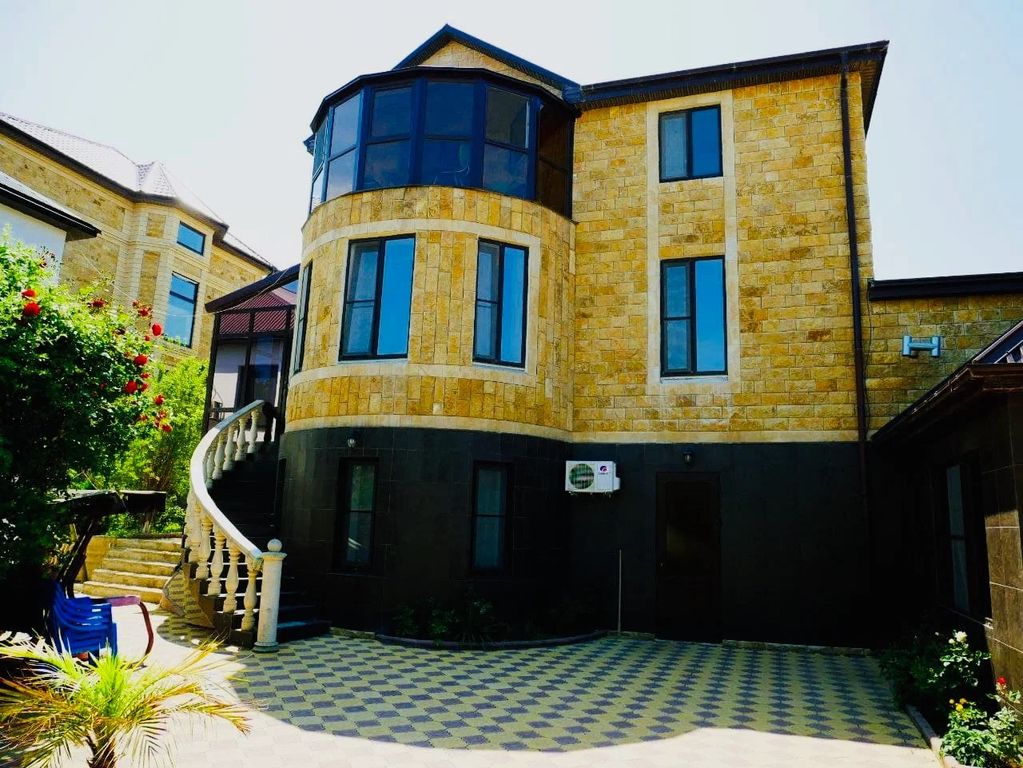 Семейный номер 3, у берега моря