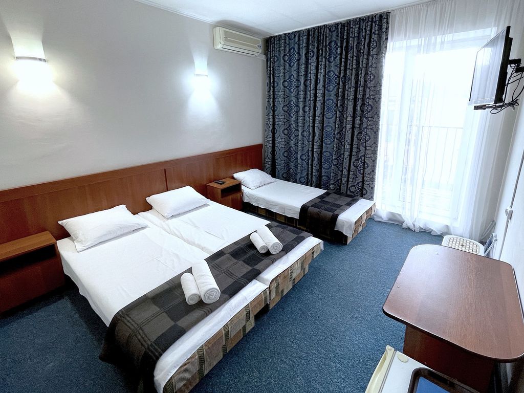 Трёхместный номер стандарт с балконом