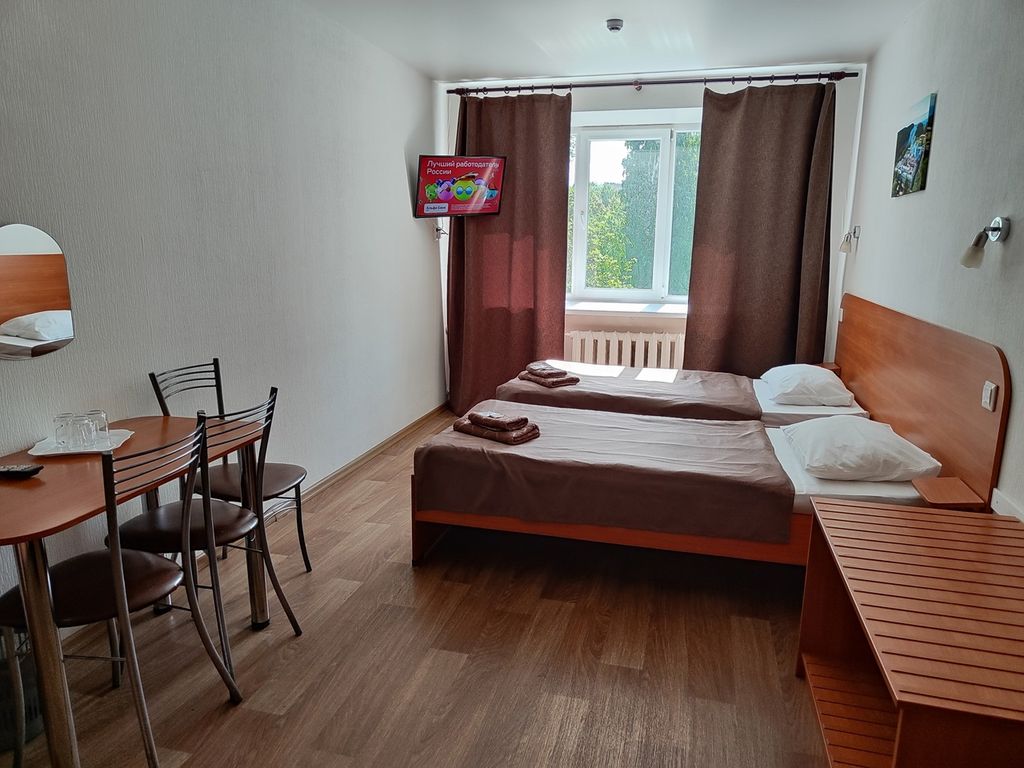 Трёхместный номер 3ëх местный номер категории Эконом. Душ и туалет (раздельные) на 2 номера.