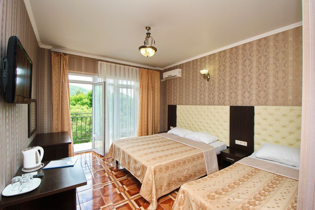 Трёхместный номер с балконом